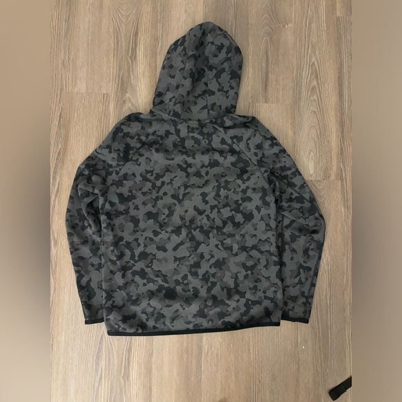 Nike black camouflage tech fleece (no zip up on the arm) Size M Men - Picture 6 of 8